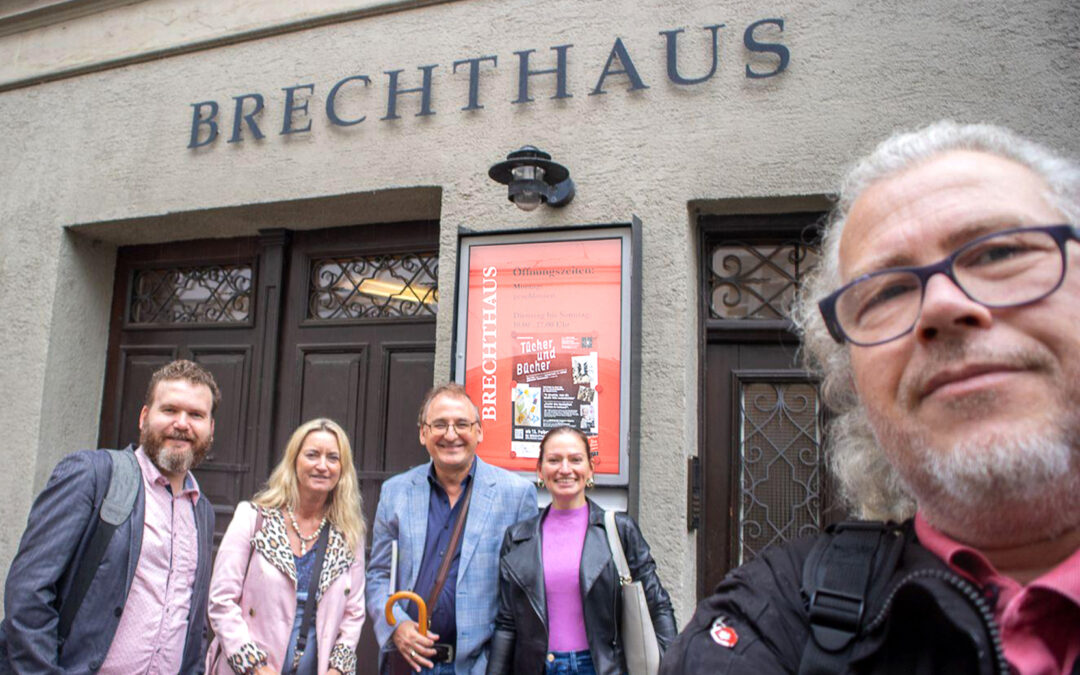 Sonderausstellung „Tücher und Bücher“ im Brechthaus Augsburg